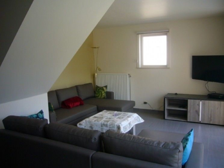 Stilvolles Wohnzimmer im Ferienhaus Lombardsijde, Lombardsijde-Middelkerke, Westflandern, Belgien mit bequemem Sofa.