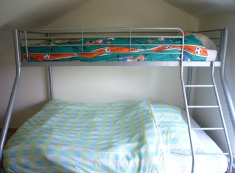 Gemuetliches Kinderzimmer mit Etagenbetten im Ferienhaus Lombardsijde, Lombardsijde-Middelkerke, Westflandern, Belgien.