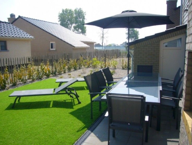 Terrasse mit Gartenmoebeln im Ferienhaus Lombardsijde, Lombardsijde-Middelkerke, Westflandern, Belgien.