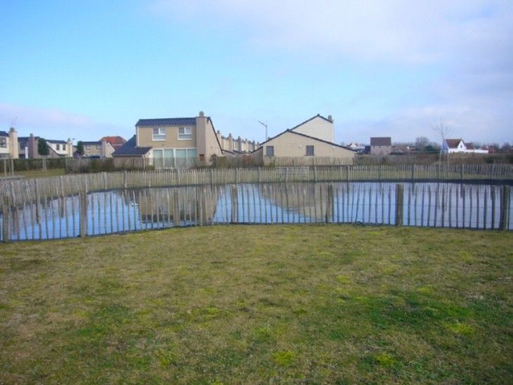 Blick auf den Teich vom Ferienhaus Lombardsijde, Lombardsijde-Middelkerke, Westflandern, Belgien.