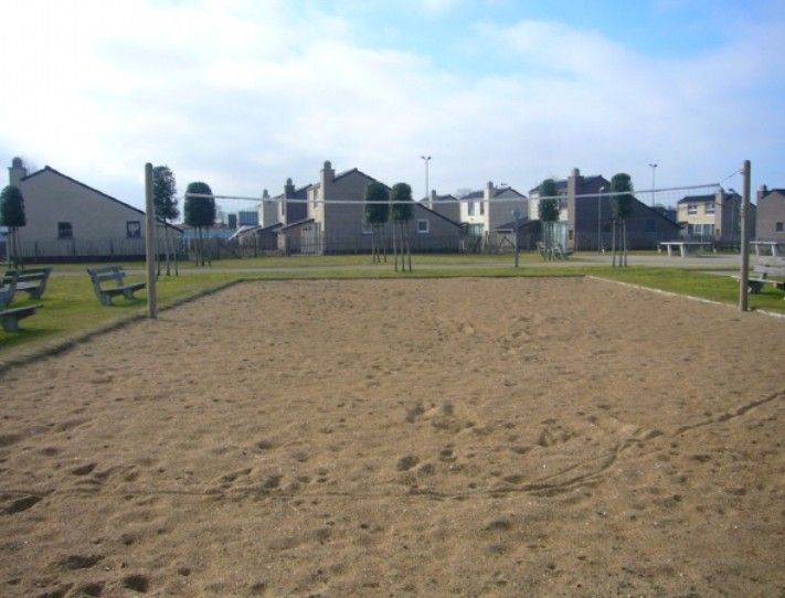Sandvolleyballplatz im Ferienhaus Lombardsijde, Lombardsijde-Middelkerke, Westflandern, Belgien.