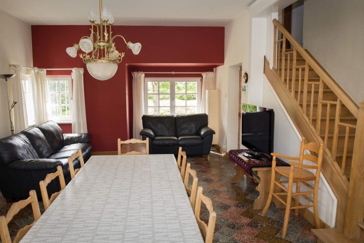 Gezellige woonkamer van Charmevilla Westende, een vakantiehuis in Westende, West-Vlaanderen, met ruime zithoek en eetgedeelte.