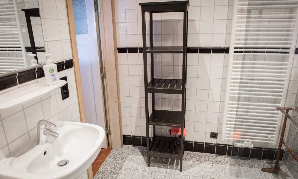 Moderne badkamer in Charmevilla Westende vakantiehuis, Westende/Middelkerke, met stijlvolle inrichting en praktische opbergruimte.
