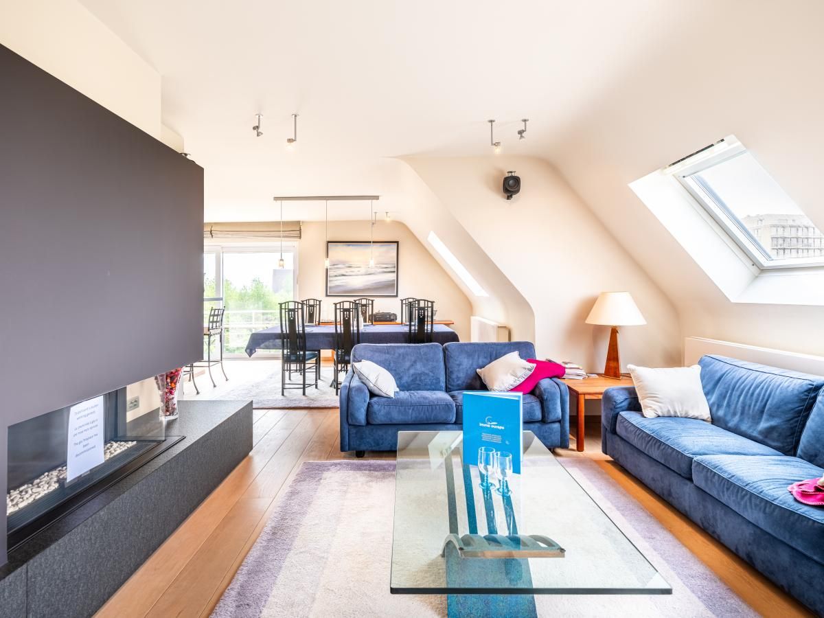 Stilvolles Wohnzimmer im Ferienhaus LaRoyale, De Panne, Belgien, mit moderner Einrichtung und viel natuerlichem Licht.