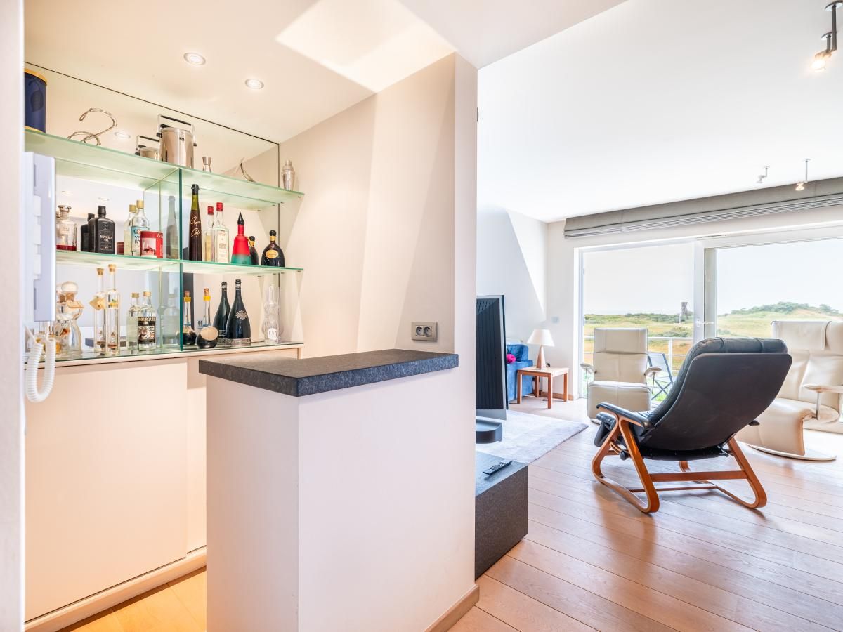 Luxus-Wohnzimmer im Ferienhaus LaRoyale mit Blick auf die Natur in De Panne, Westflandern, Belgien.