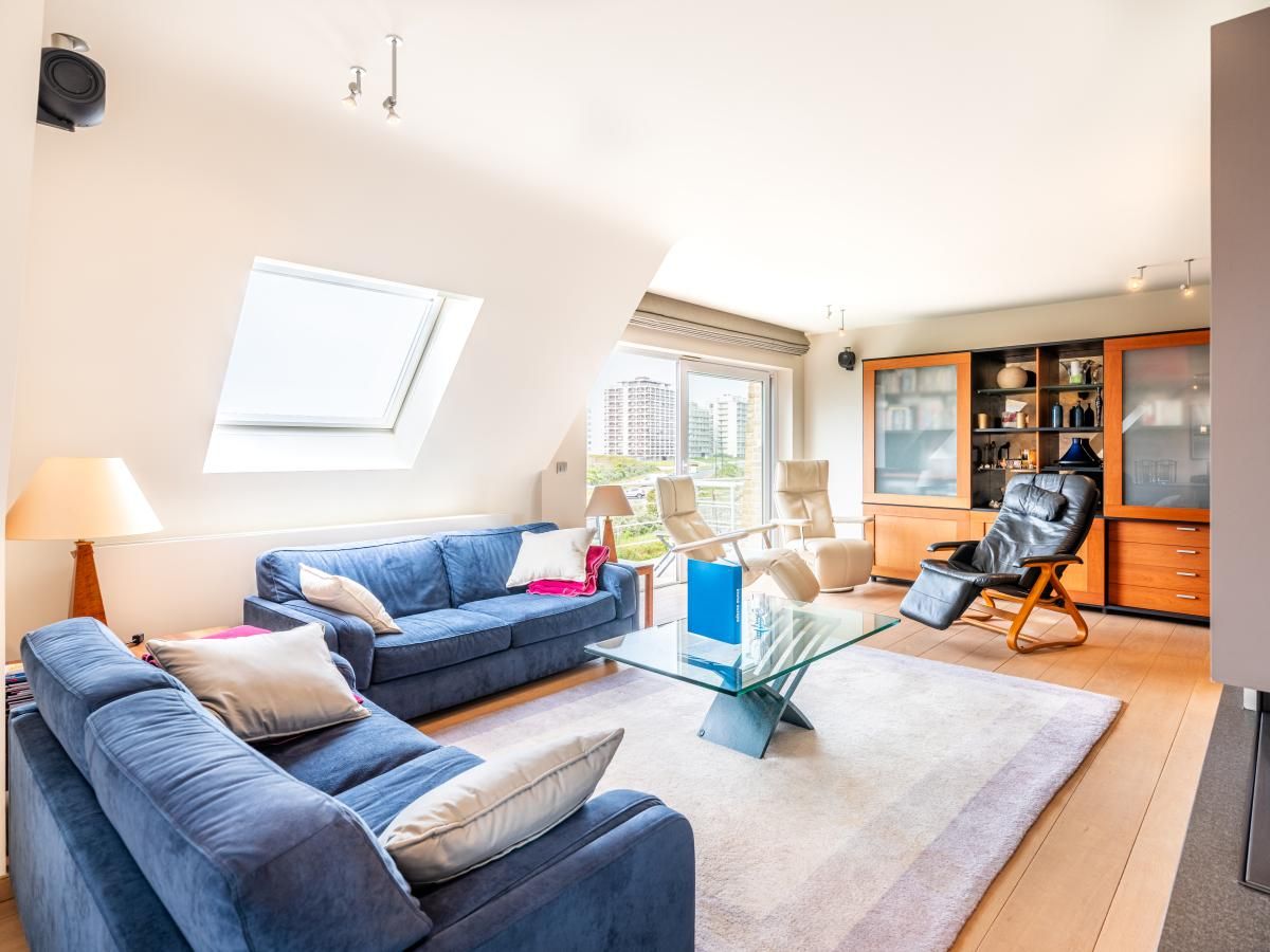 Luxurioeses Wohnzimmer im Ferienhaus LaRoyale in De Panne, Westflandern, Belgien, mit bequemen Sofas und viel Tageslicht.