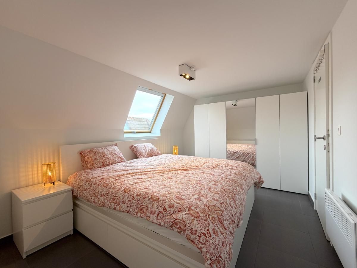 Gemuetliches Schlafzimmer im Ferienhaus Home sweet home, De Panne, Westflandern, mit bequemem Bett und viel Tageslicht.