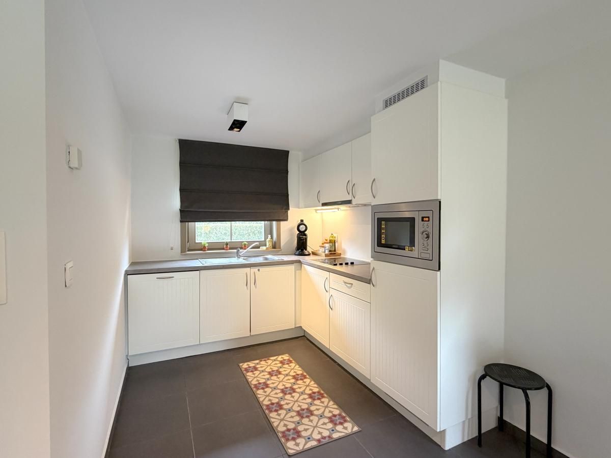 Moderne Kueche im Ferienhaus Home Sweet Home, De Panne, Westflandern, Belgien, mit stilvoller Einrichtung und allen Annehmlichkeiten fuer einen komfortablen Aufenthalt.