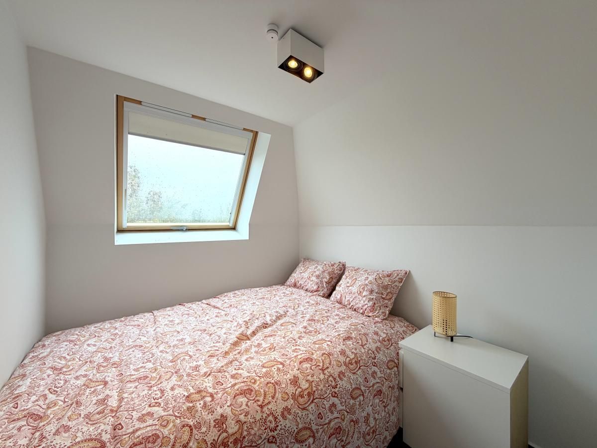 Gemuetliches Schlafzimmer im Ferienhaus Home Sweet Home, De Panne, Westflandern, mit bequemem Bett und viel Tageslicht.