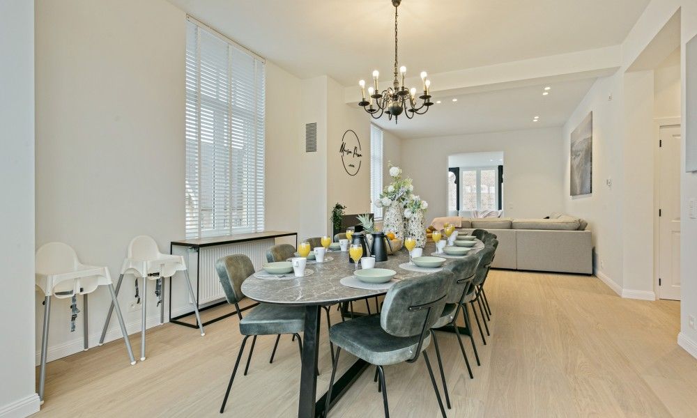 Esszimmer in Maison Perron, Ferienhaus De Panne, Westflandern mit stilvoller Einrichtung und grossem Esstisch.