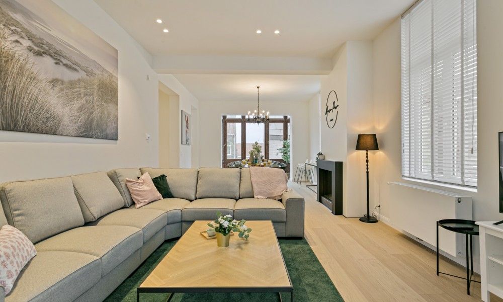 Geraeumige Sitzecke in Maison Perron, Ferienhaus De Panne, Westflandern mit moderner Einrichtung und viel Licht.