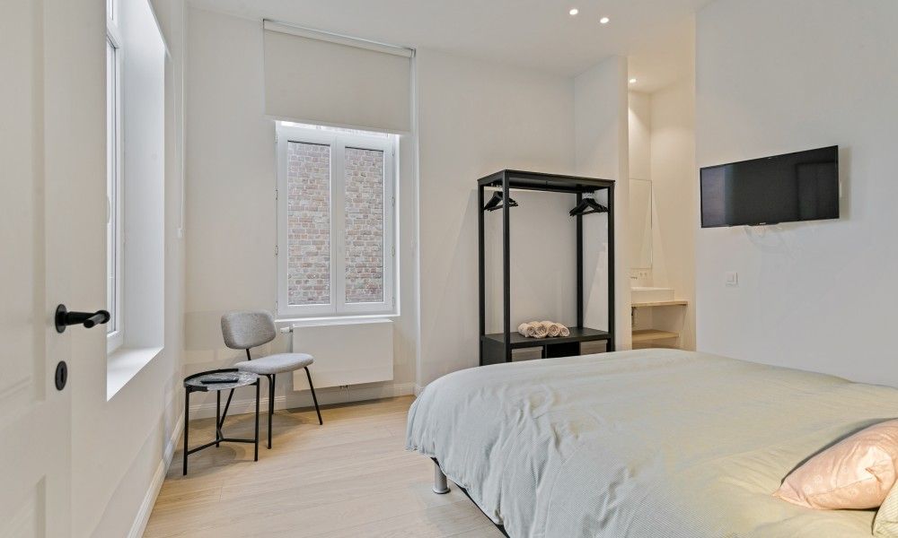 Schlafzimmer in Maison Perron, Ferienhaus De Panne, Westflandern mit moderner Einrichtung und viel natuerlichem Licht.