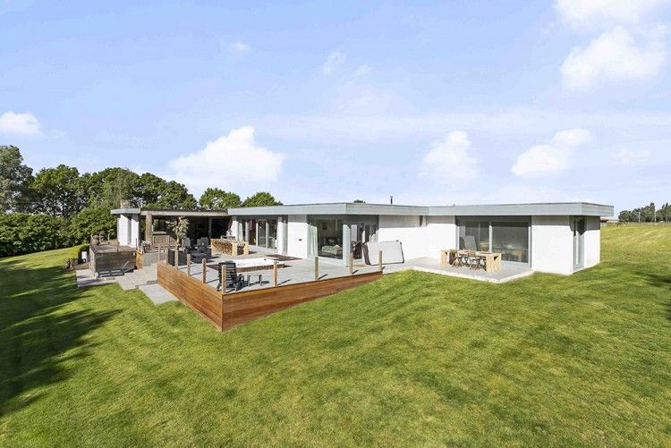 Ferienhaus Ren in Lichtervelde, Belgien mit groer Terrasse und grner Umgebung.