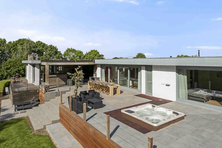Terrasse mit Jacuzzi im Ferienhaus Ren in Lichtervelde, Westflandern.