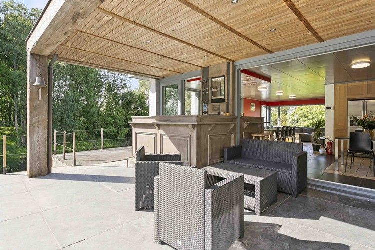 berdachte Veranda mit Sitzbereich im Ferienhaus Ren in Lichtervelde, Belgien.