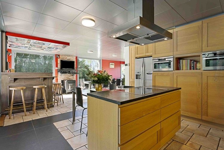 Moderne Kche mit Bar im Ferienhaus Ren in Lichtervelde, Belgien.