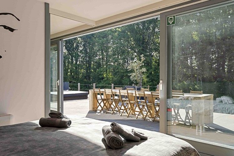 Schlafzimmer mit Blick auf die Terrasse im Ferienhaus Ren, Lichtervelde, Westflandern.