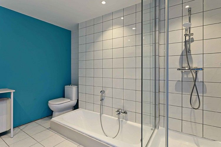 Modernes Badezimmer mit Dusche im Ferienhaus Ren, Lichtervelde, Westflandern.