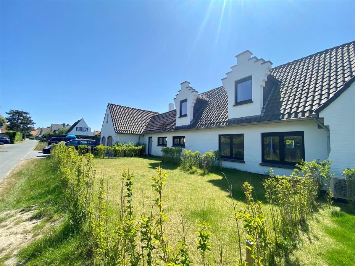 Petunias Deluxe-Ferienhaus in Sint-Idesbald, Westflandern, mit sonnigem Garten und traditioneller Architektur fuer einen entspannten Aufenthalt.