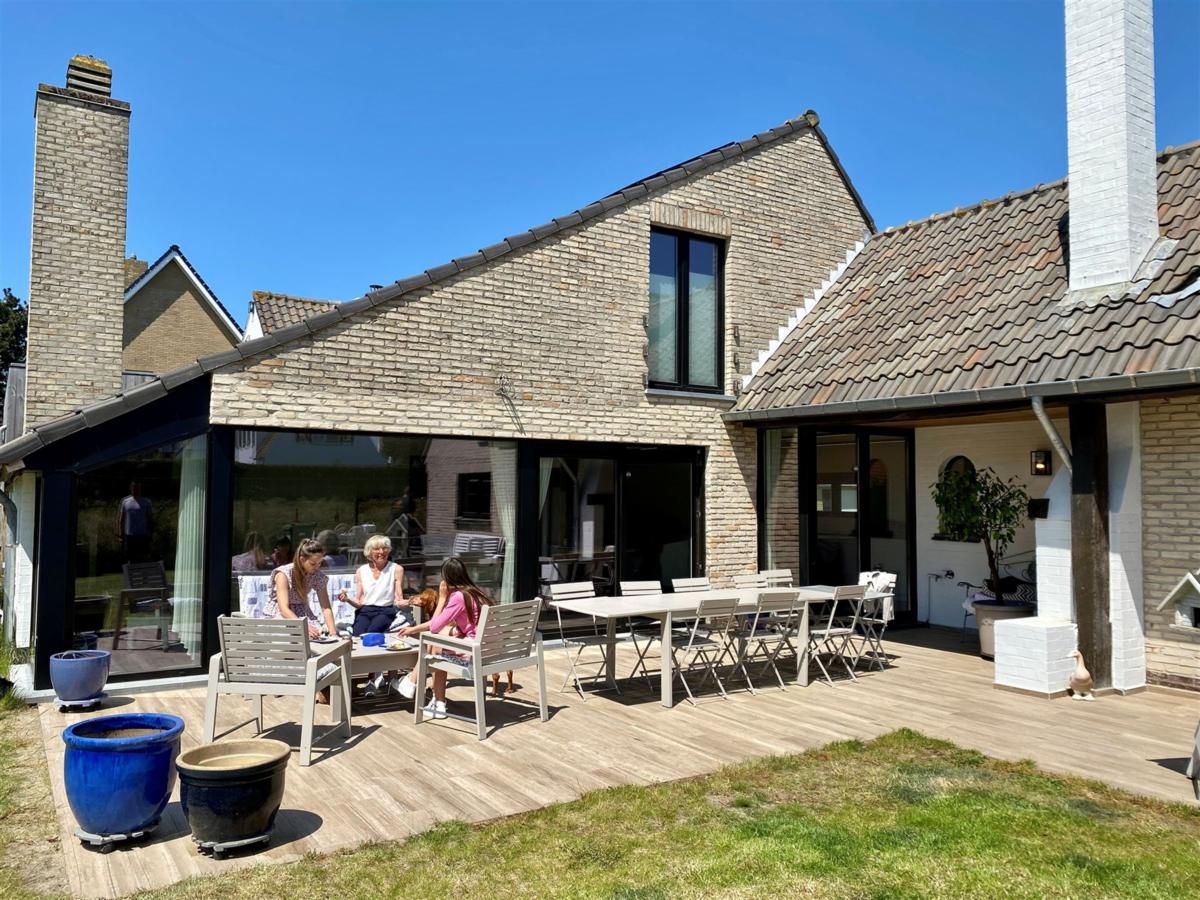 Geniessen Sie die Sonne auf der geraeumigen Terrasse des Ferienhauses Petunias Deluxe in Sint-Idesbald, Westflandern, Belgien.