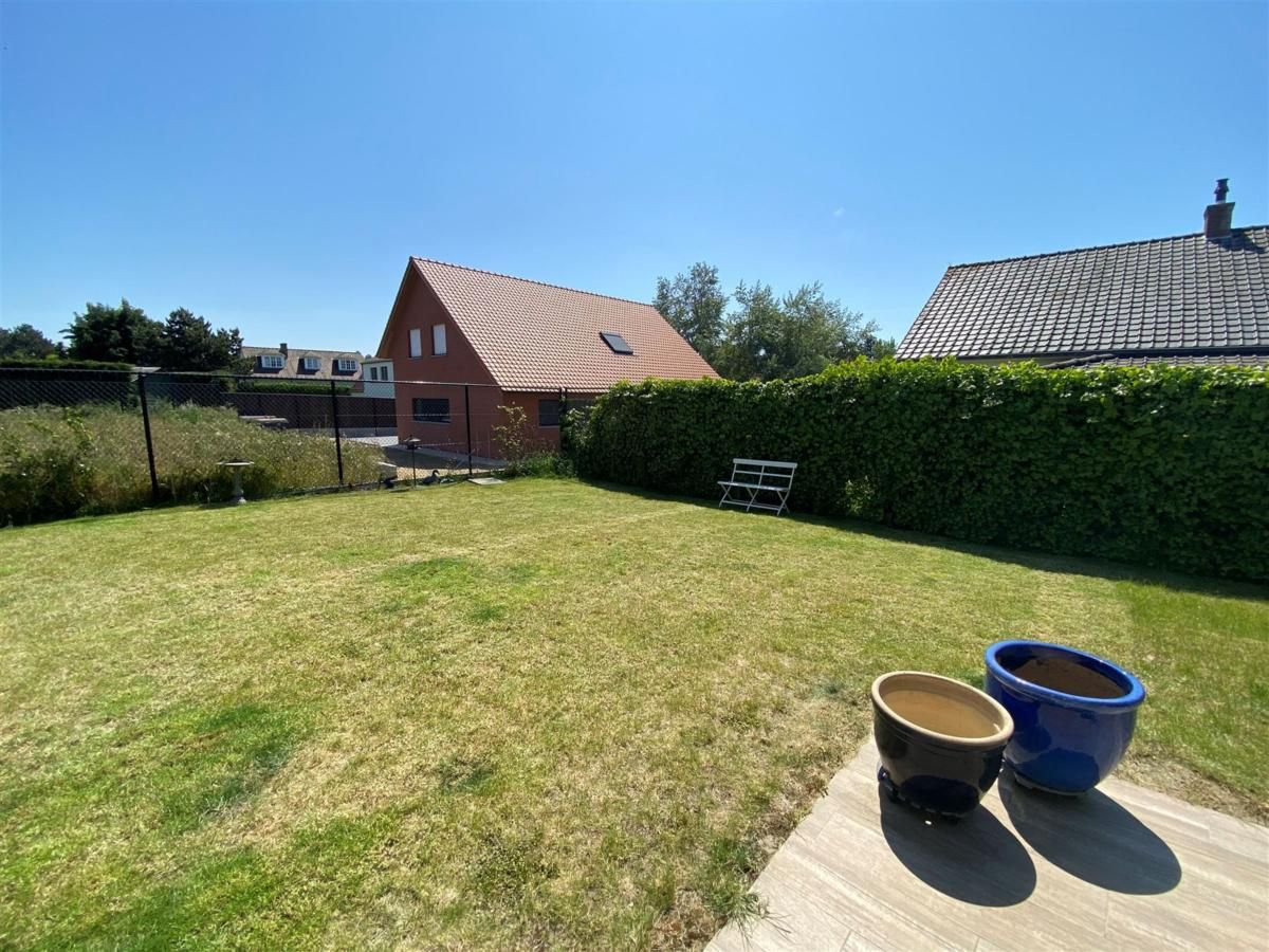 Geniessen Sie den ruhigen Garten von Petunias Deluxe-Ferienhaus in Sint-Idesbald, Westflandern, ideal fuer Entspannung und Naturerlebnisse.