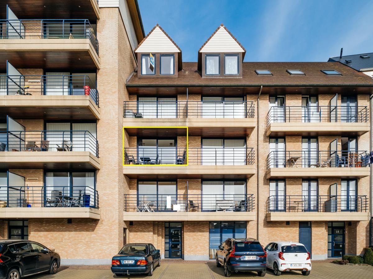 Buitenkant van vakantiehuis Cat Tweede in Sint-Idesbald, West-Vlaanderen, met ruime balkons en moderne architectuur.