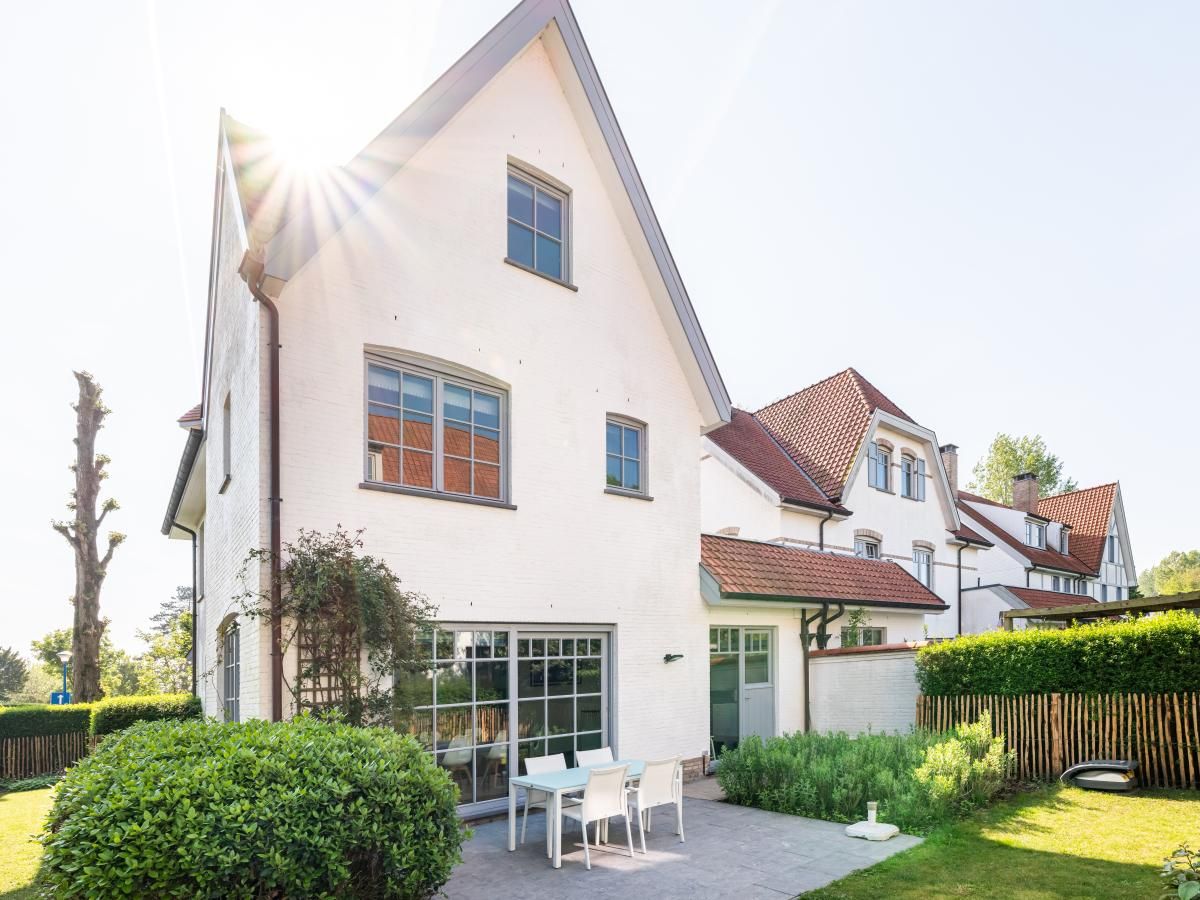 La Matinee vakantiehuis in Sint-Idesbald, West-Vlaanderen, met zonnig terras en groene tuin voor een ontspannen verblijf.