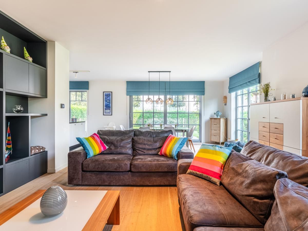 Gezellige woonkamer van vakantiehuis La Matinee in Sint-Idesbald, West-Vlaanderen, met comfortabele zitplaatsen en veel natuurlijk licht.
