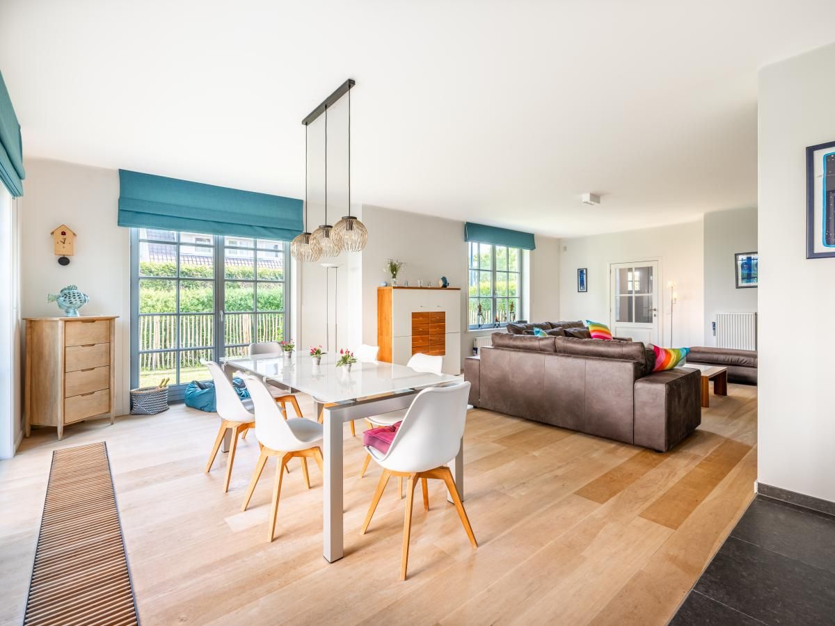 Stijlvolle binnenruimte van vakantiehuis La Matinee in Sint-Idesbald, West-Vlaanderen met moderne inrichting en veel natuurlijk licht.