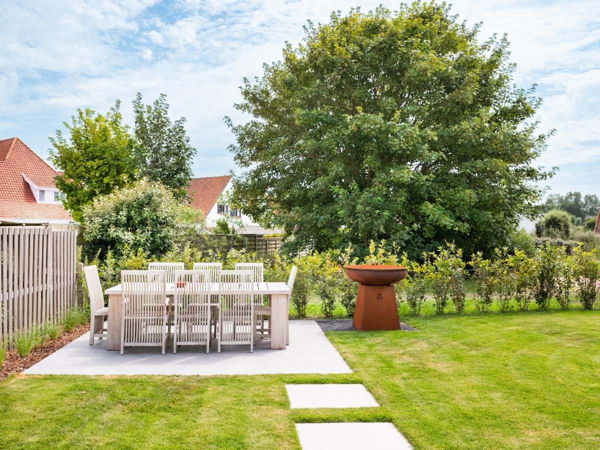 Geniet van de rustige tuin met terras bij La Classe, een vakantiehuis in Sint-Idesbald, West-Vlaanderen, Belgie.