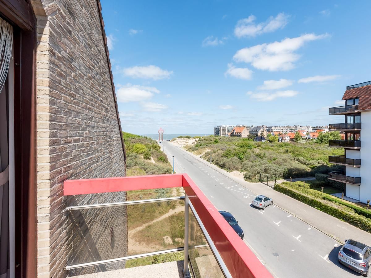 Geniet van het uitzicht op zee vanaf het balkon van vakantiehuis Aubepine troisieme in Sint-Idesbald, West-Vlaanderen.
