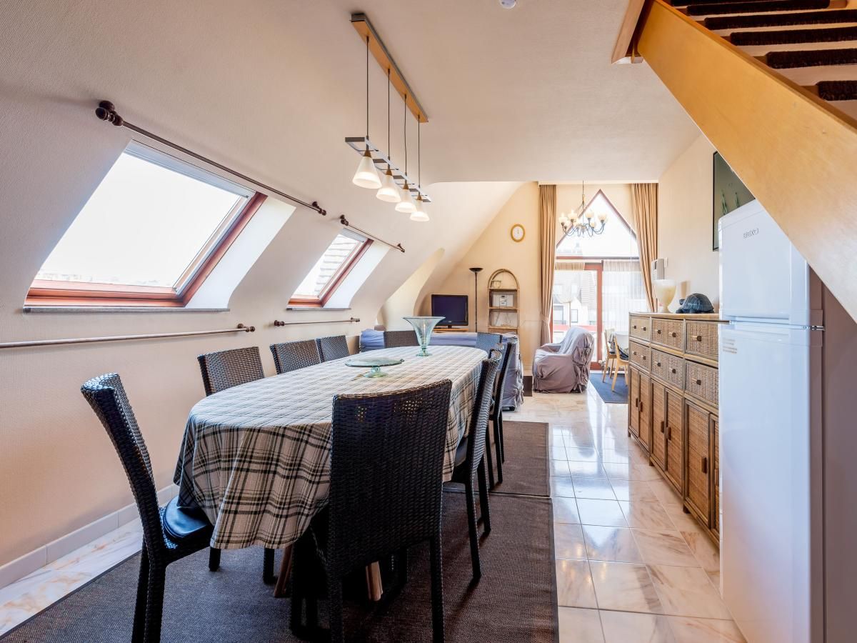 Gezellige eetruimte in vakantiehuis Aubepine troisieme, Sint-Idesbald, West-Vlaanderen, met ruime tafel en veel natuurlijk licht.