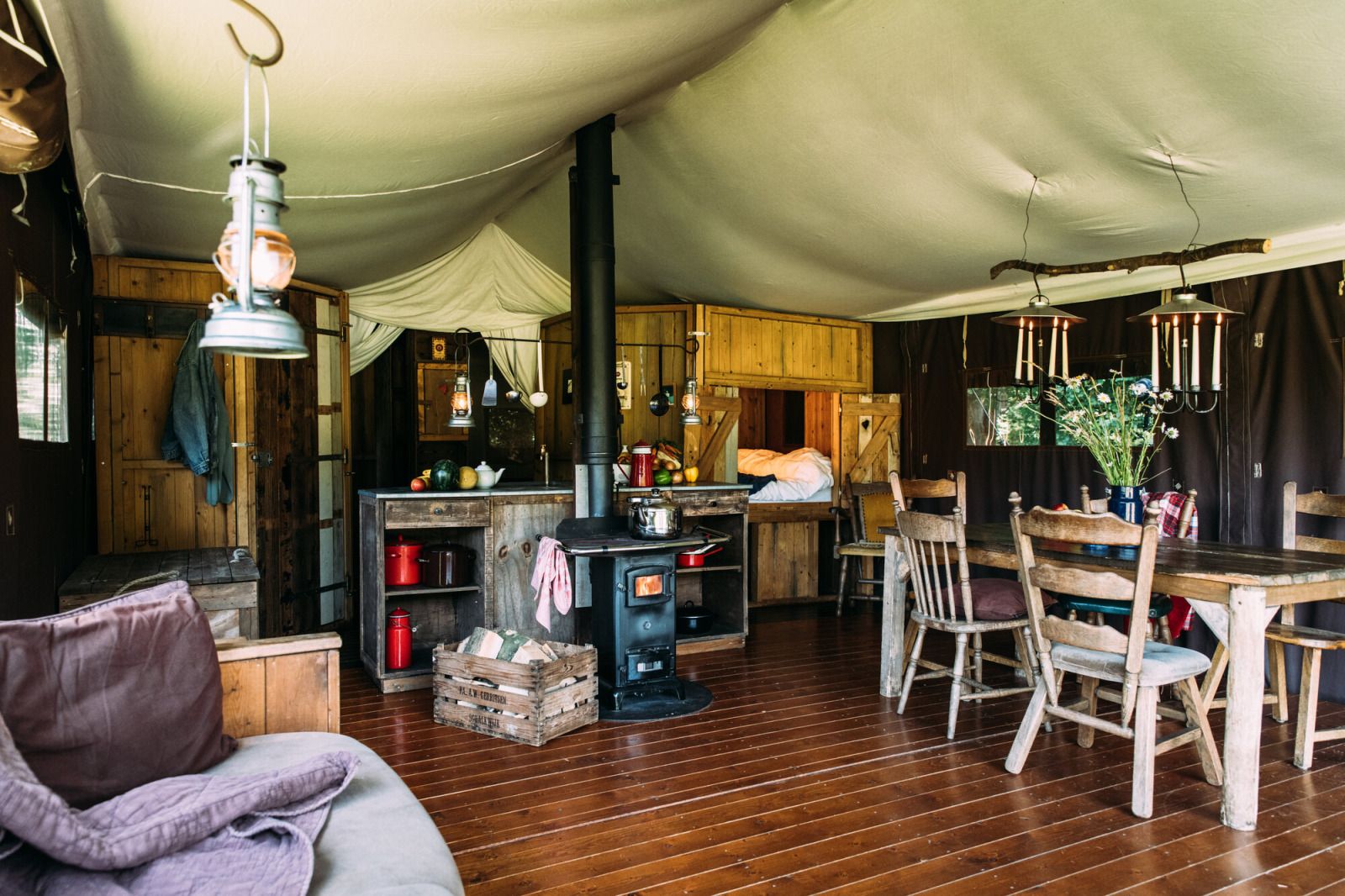 Gezellige binnenruimte van Tenthuisje met warme privedouche in Zedelgem, West-Vlaanderen, Belgie. Geniet van glamping comfort in een rustieke setting.