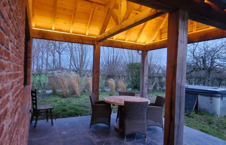 Gemuetlicher Innenbereich des Ferienhauses in Ruiselede, einem Ferienhaus in Westflandern, Belgien, mit moderner Kueche und stilvollem Wohnzimmer.