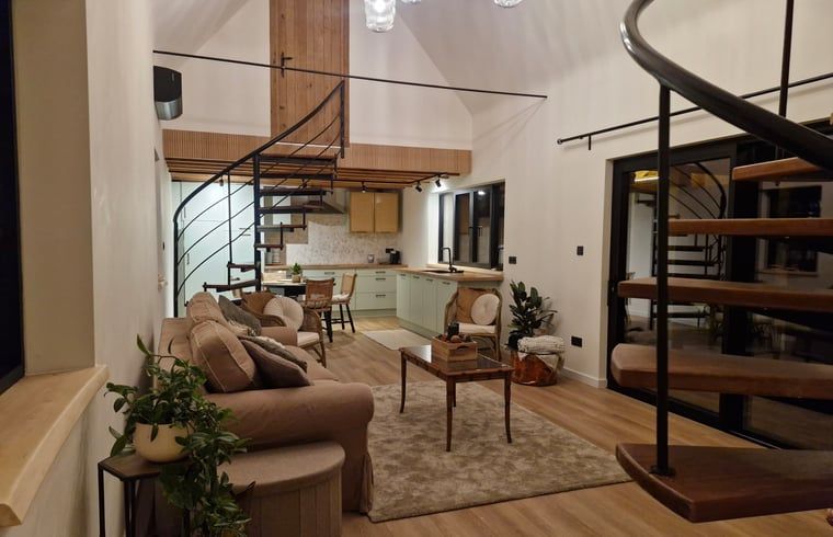 Gemuetliches Wohnzimmer im Ferienhaus in Ruiselede, einem Ferienhaus in Westflandern, komplett mit Weihnachtsbaum und komfortabler Sitzecke.