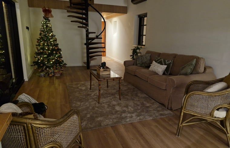 Gemuetlicher Innenbereich des Ferienhauses in Ruiselede, Westflandern: moderne Kueche und gemuetliche Sitzecke im Ferienhaus.