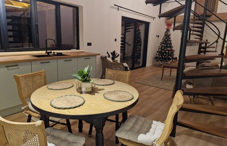 Gemuetliches Schlafzimmer im Ferienhaus in Ruiselede, Westflandern, mit Holzinterieur und komfortabler Einrichtung.