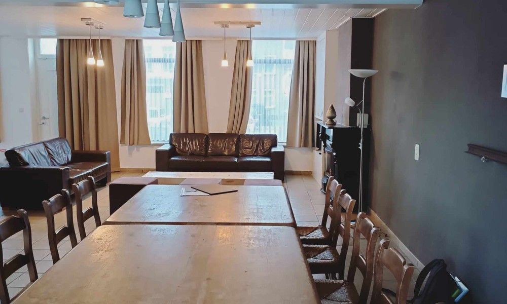 Geraeumiges Esszimmer im Ferienhaus De Blauwer in Poperinge, Westflandern.