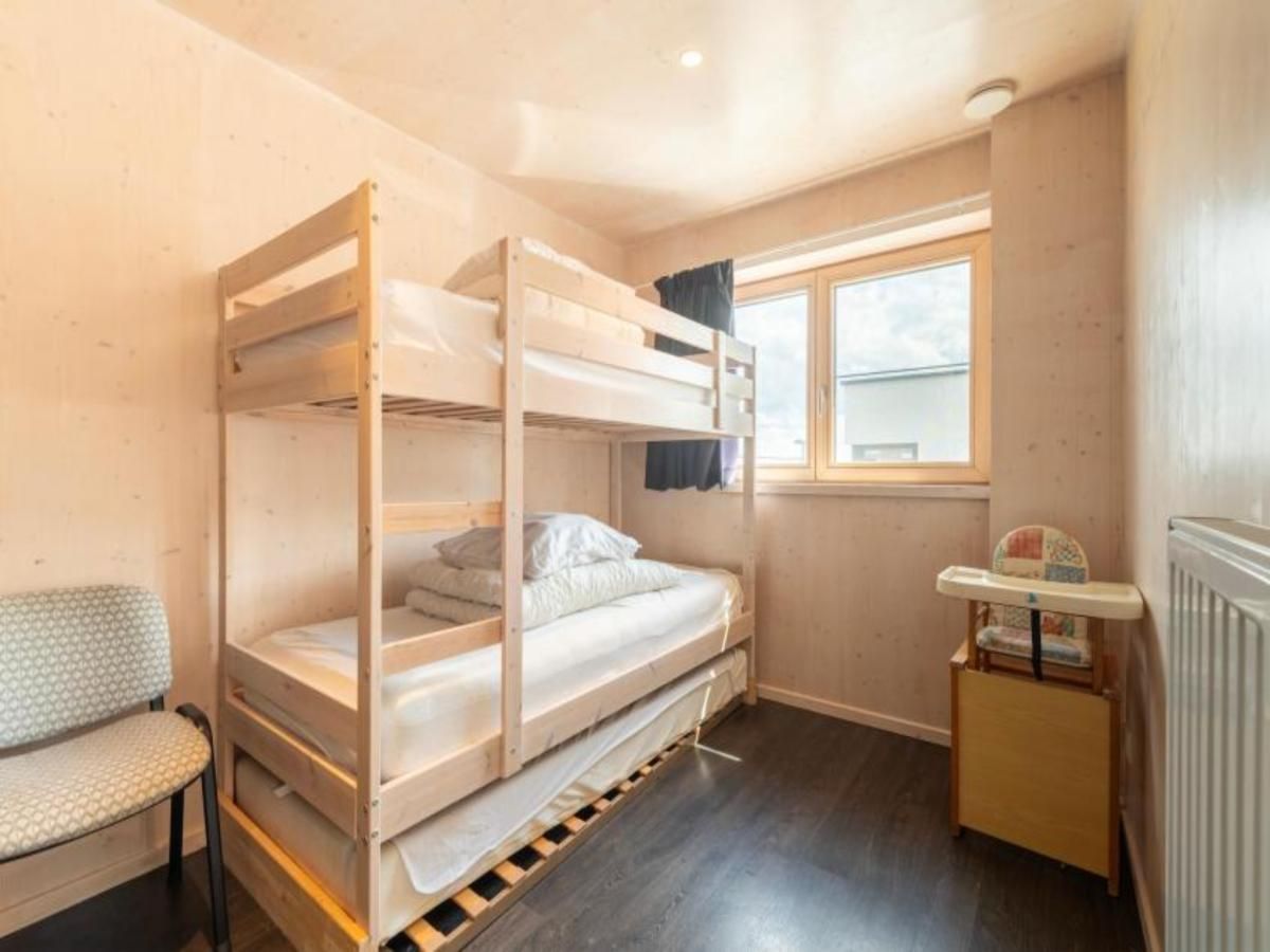 Gemuetliches Schlafzimmer mit Etagenbett in Kruiers Eco Lodge, einem Ferienhaus in Middelkerke, Westflandern, Belgien.