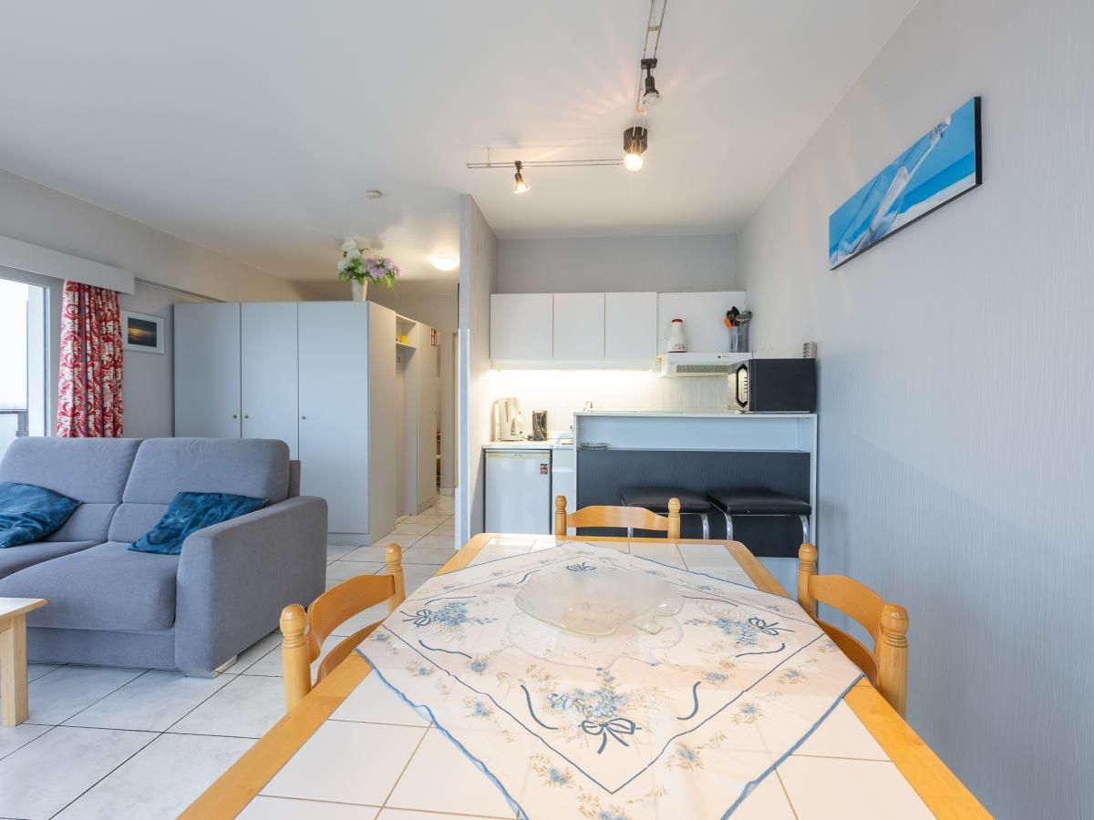 Gemuetliche Essecke im Ferienhaus Sydney - 0605 in Middelkerke, Westflandern, mit moderner Kueche und gemuetlichem Wohnzimmer.