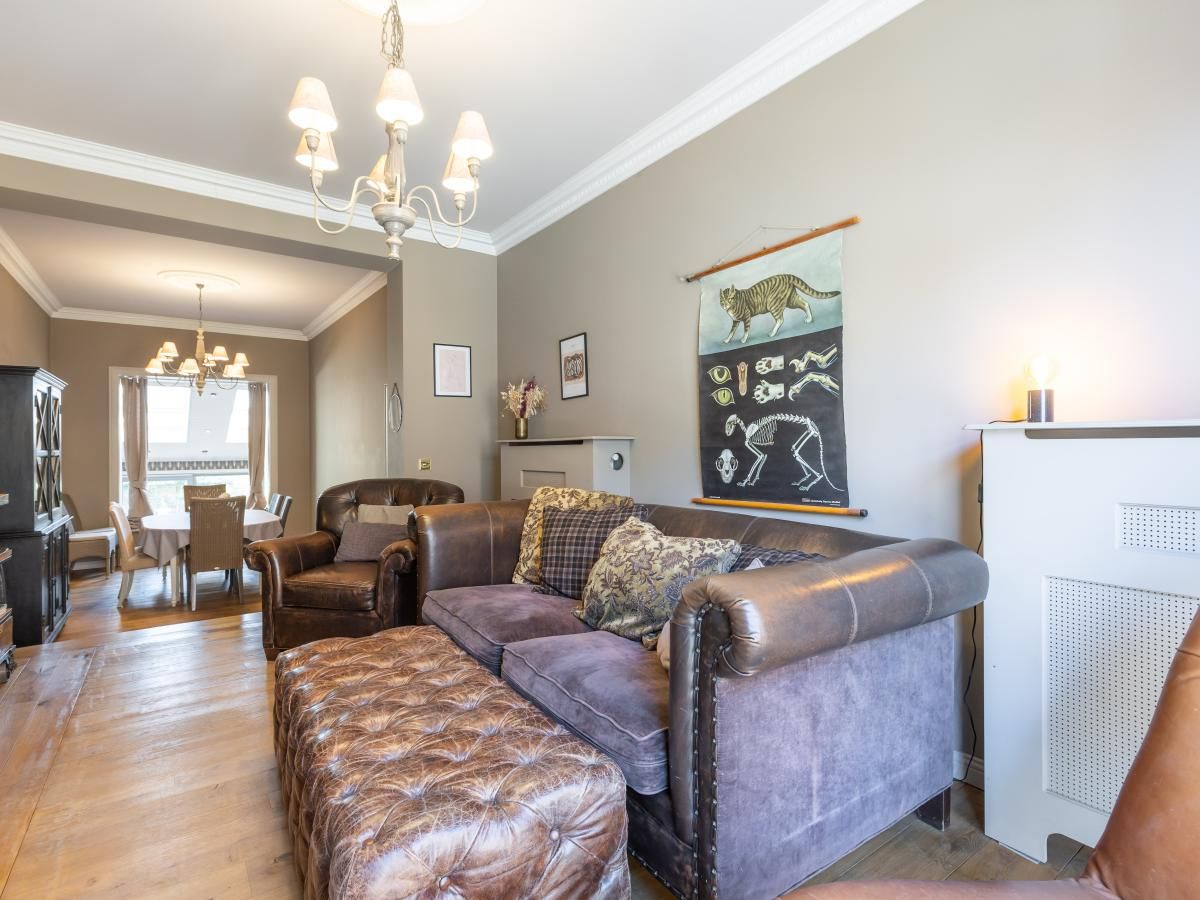 Gemuetliches Wohnzimmer in Property - Education Street, Ferienhaus in Middelkerke, Westflandern, mit bequemen Sesseln und viel Tageslicht.