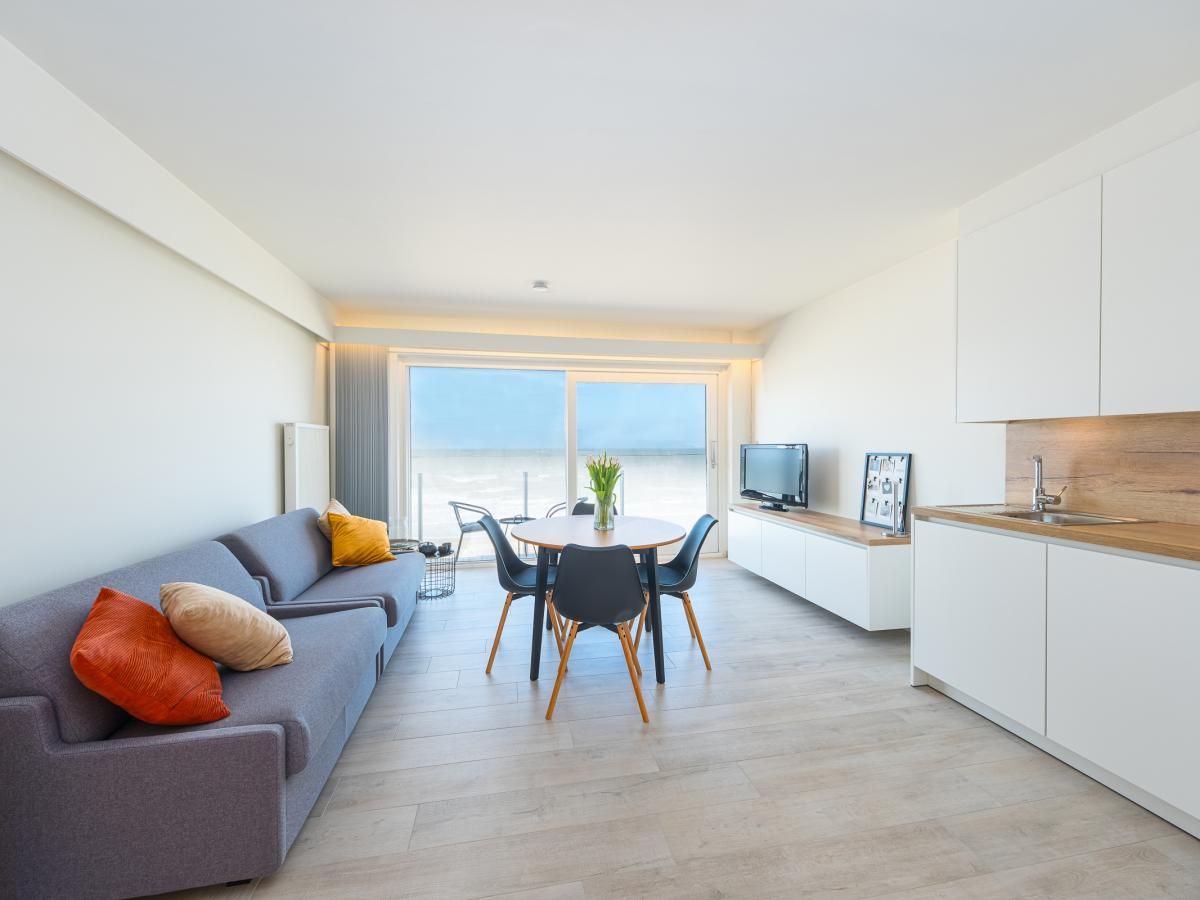 Helles Wohnzimmer von Emperador - Ferienhaus 0401 in Middelkerke, Belgien, mit Meerblick und moderner Einrichtung.