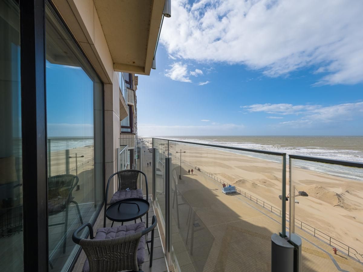 Geniessen Sie den atemberaubenden Meerblick vom Balkon des Ferienhauses "Emperador - 0401" in Middelkerke, Westflandern.