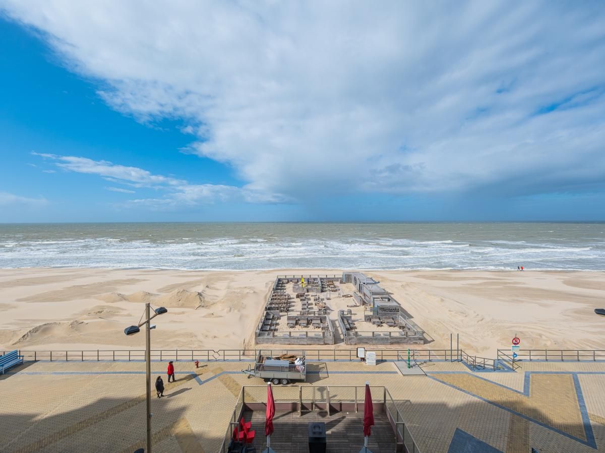 Blick auf den Strand vom Ferienhaus "Emperador - 0401" in Middelkerke, Westflandern, mit weitem Blick ueber die Nordsee.