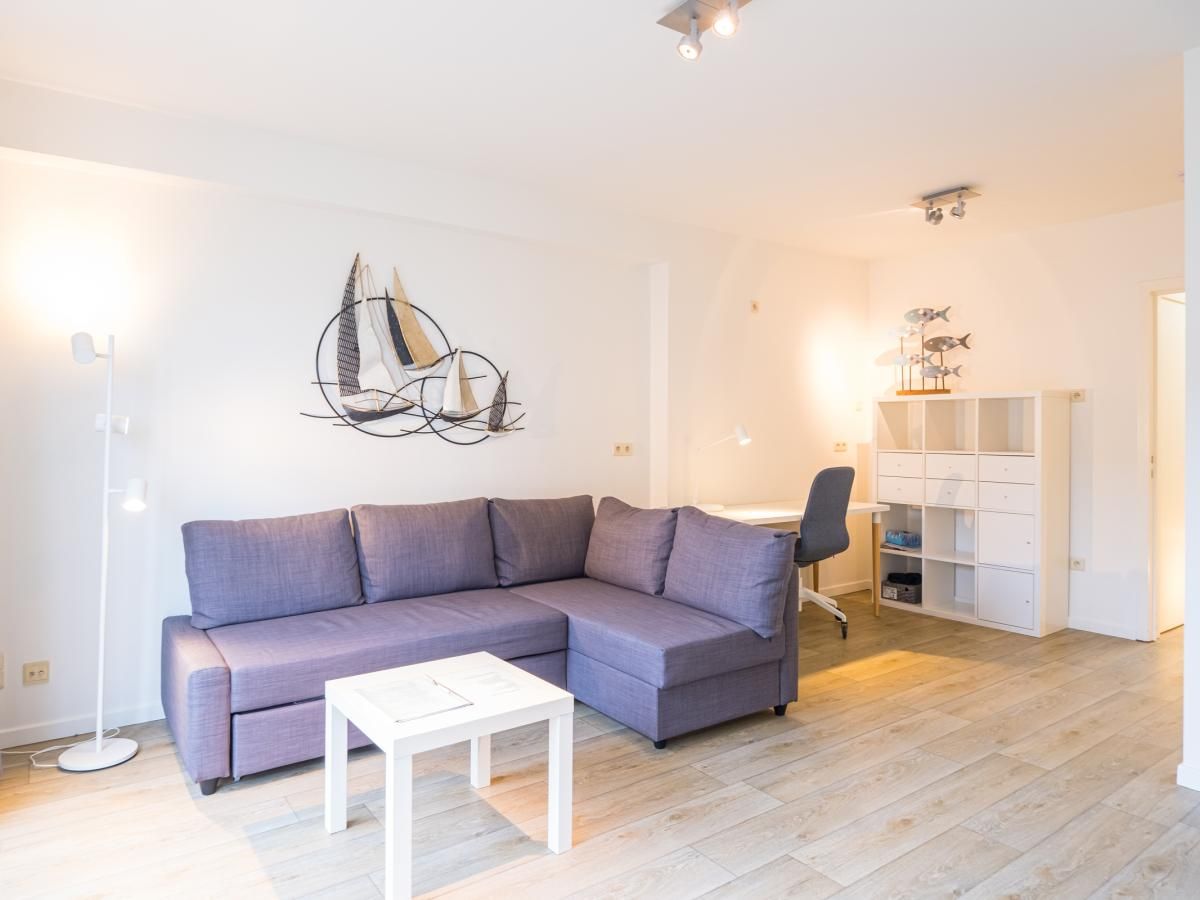 Gemuetliches Wohnzimmer in Scholekster - 0004, Ferienhaus in Middelkerke, Westflandern, mit moderner Einrichtung und einer gemuetlichen Sitzecke.