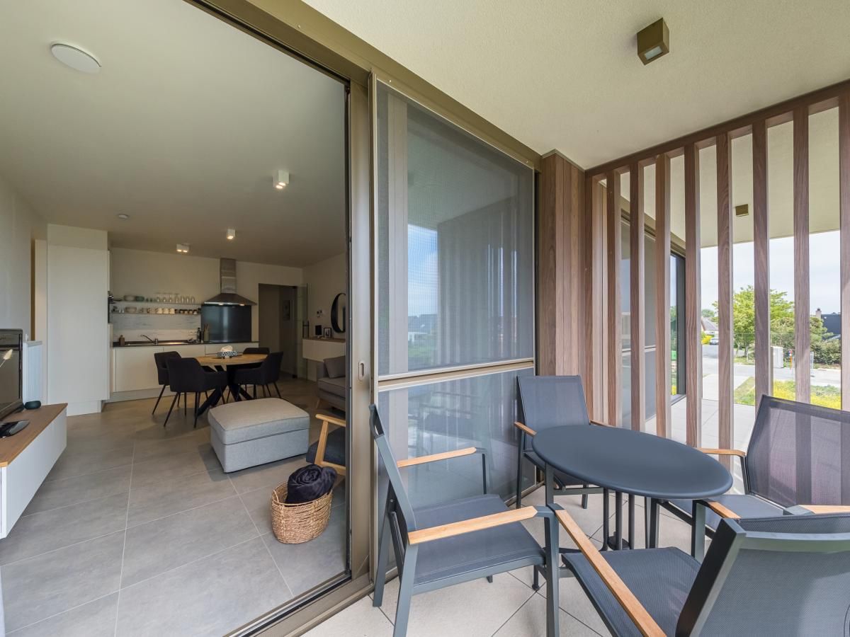 Geniessen Sie die moderne Veranda des Ferienhauses Ancilla - 0105 in Middelkerke, Westflandern, Belgien, mit Blick auf die Umgebung.