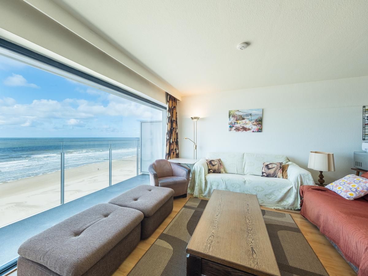 Geniessen Sie den Panoramablick auf das Meer vom Wohnzimmer des Ferienhauses Canberra - 0803 in Middelkerke, Westflandern, Belgien.