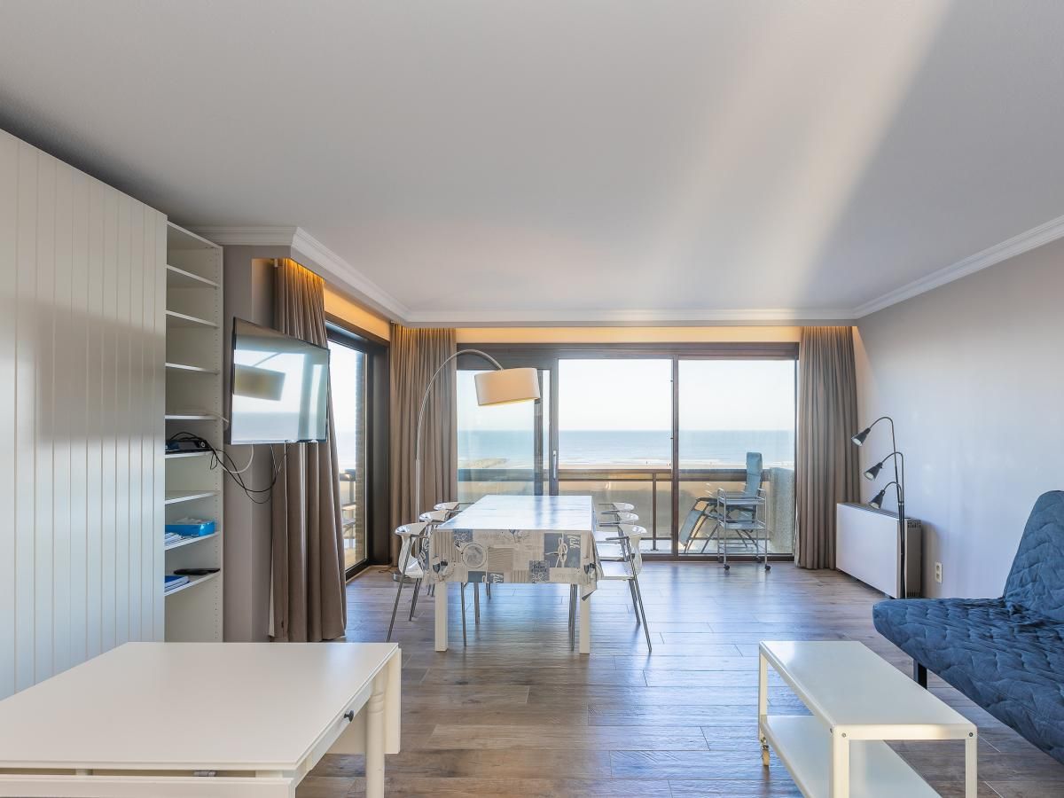 Geraeumiges Wohnzimmer von Dunekant - 0303 + Park.2 Ferienhaus in Middelkerke, Westflandern, mit Meerblick und moderner Einrichtung.