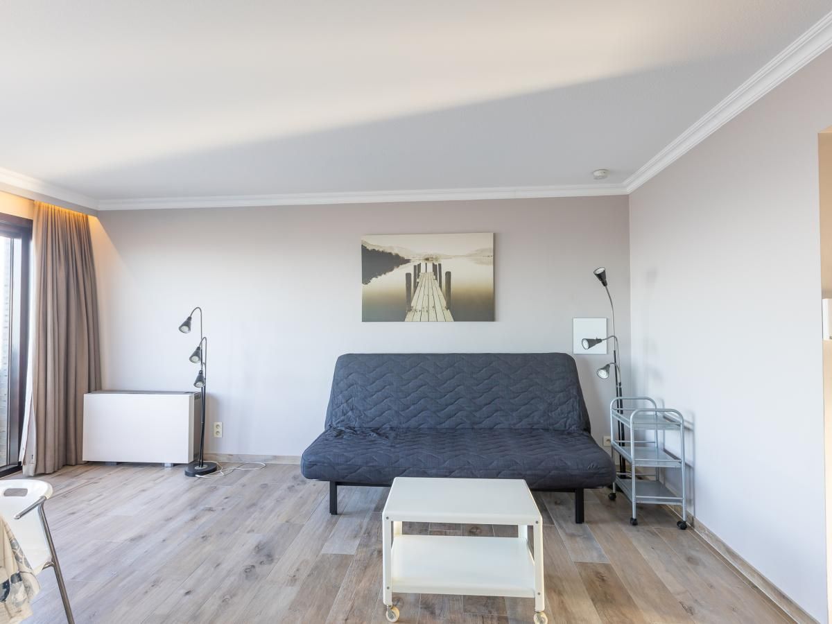 Stilvolles Wohnzimmer in Dunekant - Ferienhaus 0303 + Park.2, Middelkerke, Westflandern, mit moderner Einrichtung und gemuetlicher Sitzecke.