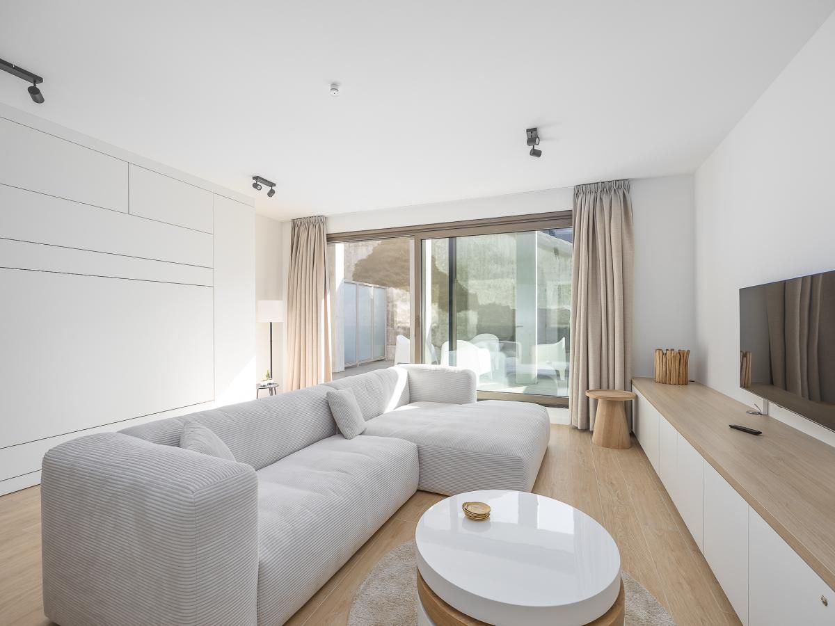 Stilvolles Wohnzimmer im Ferienhaus Omnia 7 - 0103 + Park. 5, Middelkerke, Westflandern, mit moderner Einrichtung und viel Tageslicht.